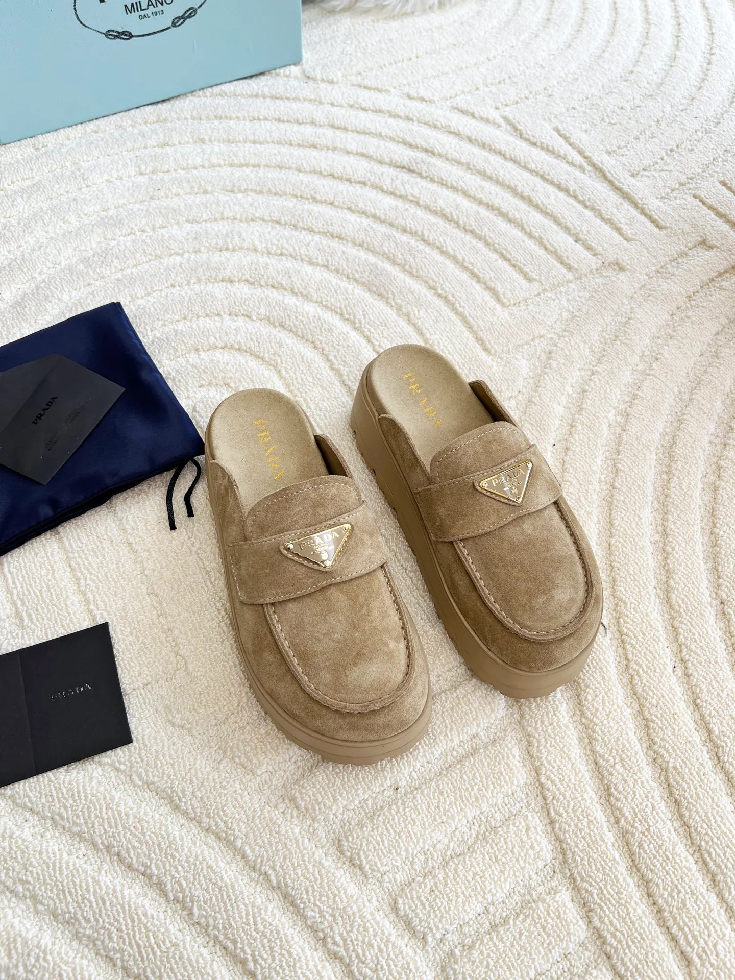 👟👟Ex-factory price 440👟👟 Prada/Prada 25ss summer new couple's beach thick-soled Birkenstock sandals. This shoe style is really a classic design that will not go out of style and is in line with everyone's current pursuit of comfortable and healthy wearing concepts. It is regarded by many domestic and foreign celebrities and fashionistas as an important choice for daily slippers. ✔Upper: imported super soft sheepskin ✔Inner lining: imported sheepskin ✔Hardware: Original molded split hardware ✔Outsole: Ultra-light, wear-resistant and non-slip foam sole ✔Number of yards: 35~40 (custom-made 40 pieces are non-refundable)